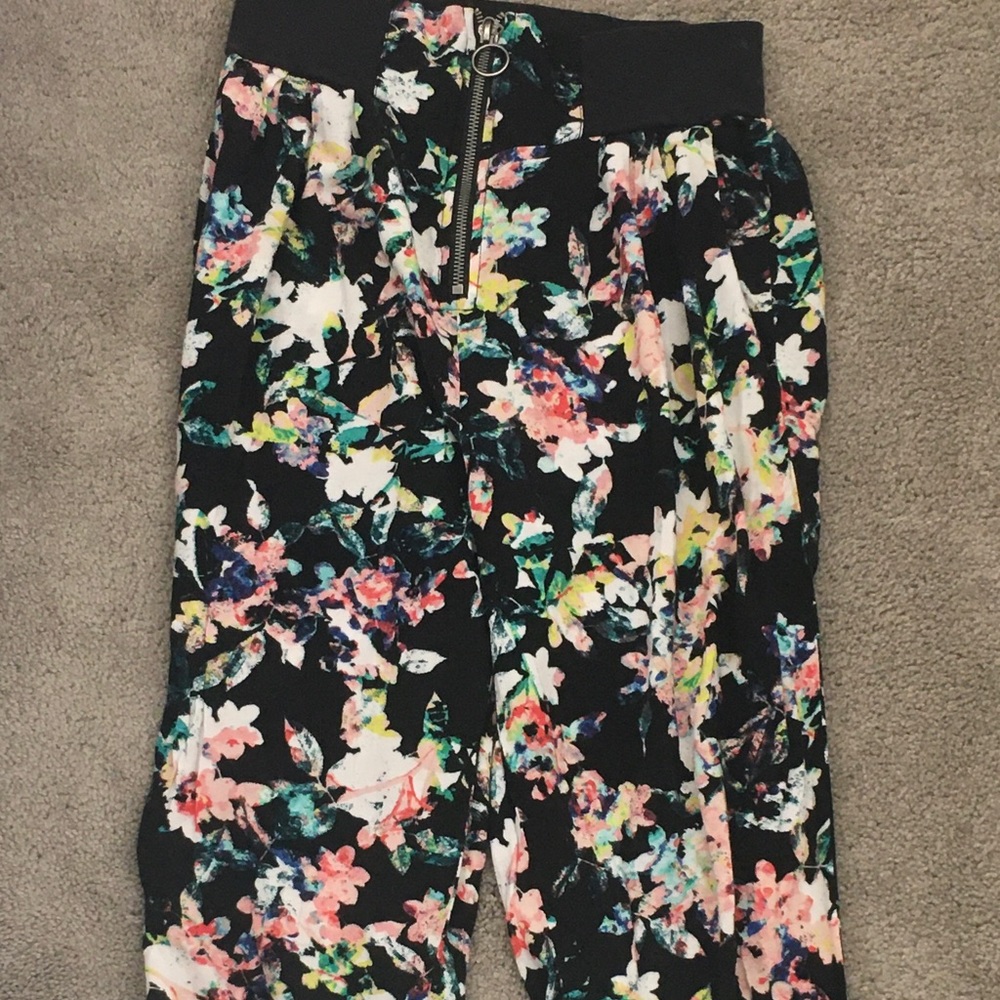 Floral printed bottoms w/pockets